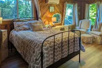 Hike to the Coast! Log Cabin on 5 Acres in Bandon