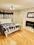 Luxury house 7 bdrms - near airport, sq 1, Private Backyard - balcony