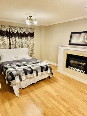 Luxury house 7 bdrms - near airport, sq 1, Private Backyard