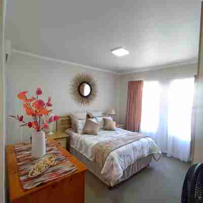 Secure 2-Bedroom Apartment with Pool View in Mossel Bay Rooms