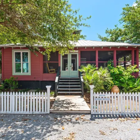 Beautiful Original Seaside Cottage + Swim & Tennis Club: Sleeps 6