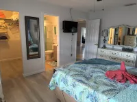 Waterfront single home rental with private lanai, heated pool, and hot tub! Hotels in Venice Gardens