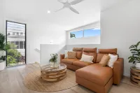 Spacious 4-bed Coastal Home With Pool - بيت ضيافة