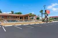 Econo Lodge Panama City St Andrews - parking