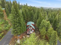 Log Cabin With Shou Sugi Ban Fireplace - Vh401 4 Bedroom Home - Homestays