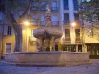 Old town centre house; wine bar & cafes 50m, sea 30mins Pyrenees close - Wifi