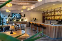 Aurasia Sea Side Hotel - bar
