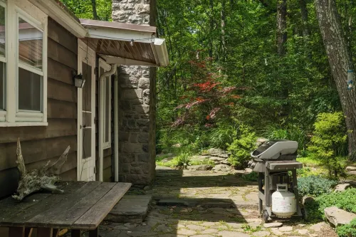 Secluded Cabin Retreat on 6 Acres w/ Fireplace, Trails, Creek & Record Player - Chalets
