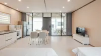 Namhae Chojun Bada Forest Glamping - Bergblick