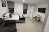 Leeds 3 Bed En-Suites Apartment Retreat- Sleeps 9 - 2-Star