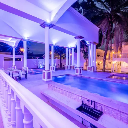 The Palace 10BR Villa Luxury Pool, Jacuzzi, Resort Style Bar
