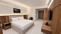 Bruce Palace Hotel - Parvekkeita