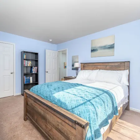 Modern 3-br Townhome w Private Backyard Near RTP Hotels in Cedar Fork