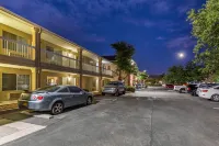 Suburban Studios Albuquerque Uptown - parking