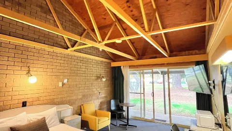 High Country Motor Inn in Bright