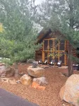 Coco's Creekside Cabin with Hot Tub, Firepit, and AC/Heat in Munds Park! - Dağ evi