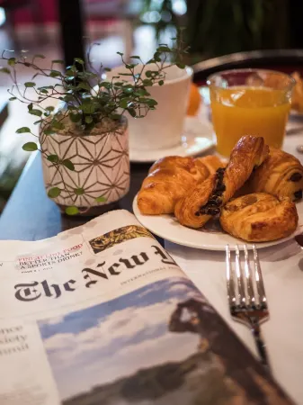 Fraser Suites Paris La Défense Отели рядом с достопримечательностью «Jardin des Mille Roses de l’Hôpital Corentin Celton»