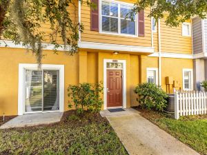 Fantastic Townhouse with a Themed Room Near Disney by Redawning