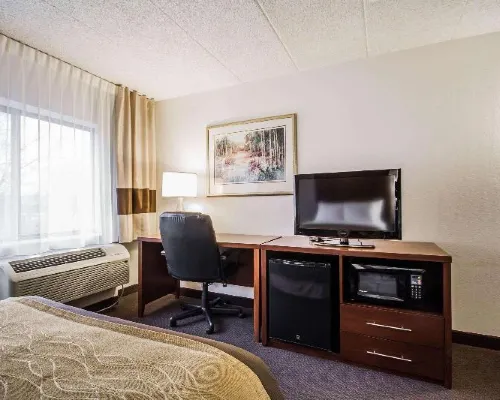 Comfort Inn & Suites Madison - Airport Các khách sạn gần Công viên Warner