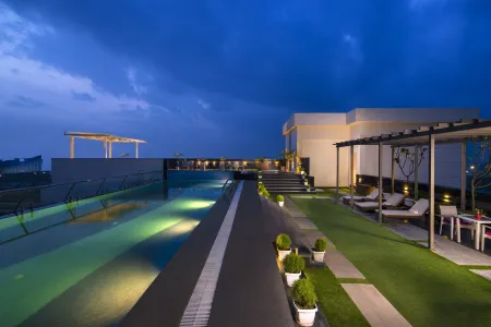 Sandal Suites by Lemon Tree Hotels Отели рядом с достопримечательностью «Jaypee Institute of Information Technology»