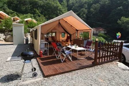 Hoengseong Sunny Hill Glamping Pension Отели рядом с достопримечательностью «Hoengseong Theme Land»