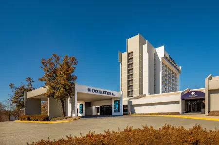 DoubleTree by Hilton Washington DC North/Gaithersburg Отели рядом с достопримечательностью «Уотерс Хаус Спешиал Парк, МНКПК»