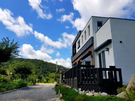 Hongcheon Hongcheon Ganglio Pension (Near Vivaldi Park) Отели рядом с достопримечательностью «Hongcheon Saengmyeong Geongang Gwahakgwan»