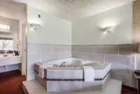 Red Carpet Inn & Suites - Hot Tub
