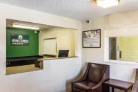 HomeTowne Studios by Red Roof Houston - West Oaks/  Energy Corridor - Motels
