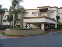 Holiday Inn Santa Ana-Orange CO. Arpt Hotel dekat Versailles On the Lake