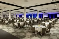 Hyatt Regency Dallas at Reunion - Kitchens