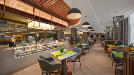 Holiday Inn Changchun Jingyue Отели рядом с достопримечательностью «Changchun Guanghua University»