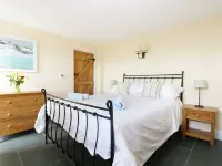 Dozmary Pool Barn Hotels near Menheniot Methodist Chapel