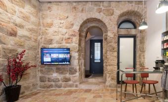 Best Location, Jerusalem Stone Apartment