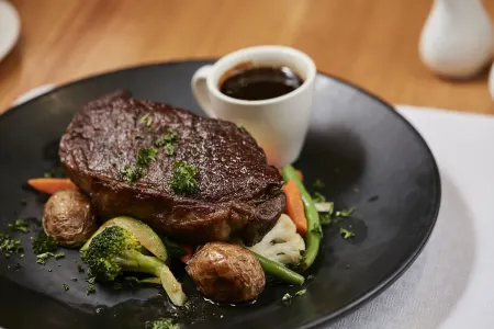 The Old Woolstore Apartment Hotel Отели рядом с достопримечательностью «Собор Святого Давида»