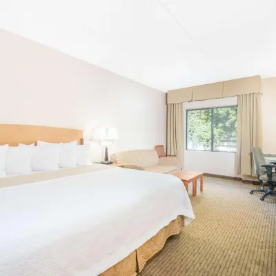 Days Inn by Wyndham Duluth Lakewalk Hotels near Fryberger Arena