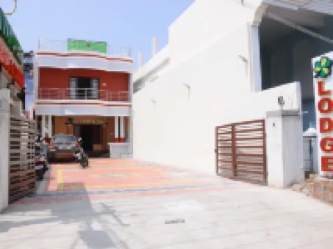 Sivans Inn Hotels near Thiruchendur Murugan Temple