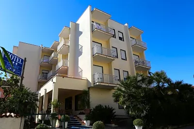 Hotel Splendid فنادق في سان بارتولوميو آل ماري