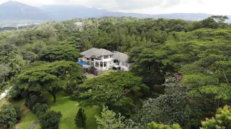 Mansion with a Million Dollar View @Sentul City Отели рядом с достопримечательностью «Таман Будайя Сентул Сити»