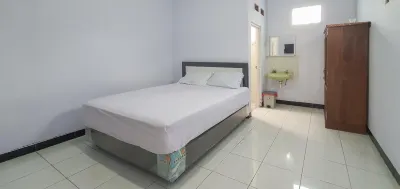 Angrumba Family Homestay Near Rsud Caruban Mitra RedDoorz