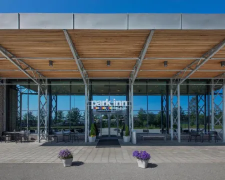 Park Inn by Radisson Oslo Airport Hotel West โรงแรมในUllensaker