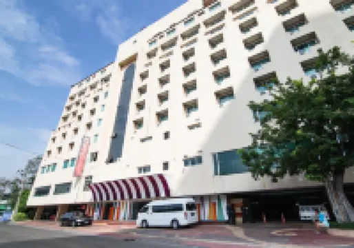 ヒップ ホテル ディン・デーン周辺のホテル