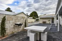 Aloha Central Luxury Accommodation Hotels in Naracoorte