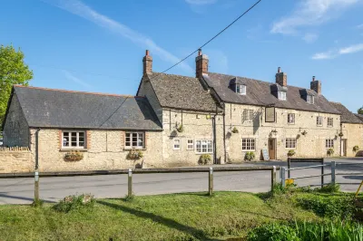 The Lion Bicester Hotels near Enslow Farm (Bagnall)