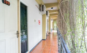 RedDoorz Plus Syariah at Lotus Hotel Bojonegoro
