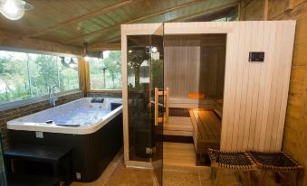 Amazing Chalet with Private Garden, Hot Tub, Sauna, Great Location by the River