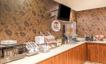 Super 8 by Wyndham Liverpool/Clay/Syracuse Area