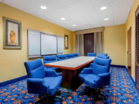 La Quinta Inn & Suites by Wyndham Mt. Laurel - Philadelphia マウント・ローレルのホテル