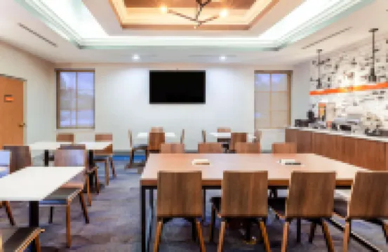 La Quinta Inn & Suites by Wyndham St. Petersburg Northeast