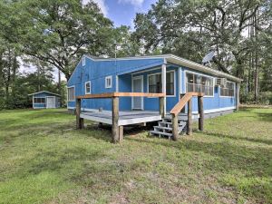 Waterfront Sopchoppy Hideaway w/ 2 Kayaks!